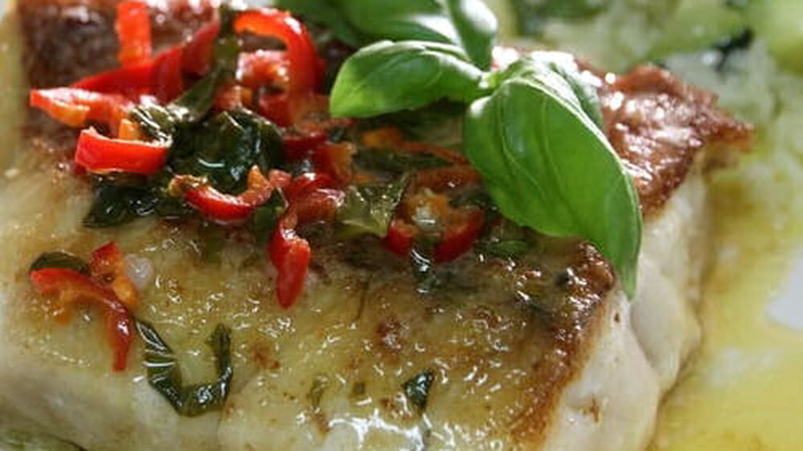 Dos de dorade rouge au beurre de basilic pimenté