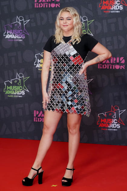 Louane en robe argent&eacute;e et sandales &agrave; talons