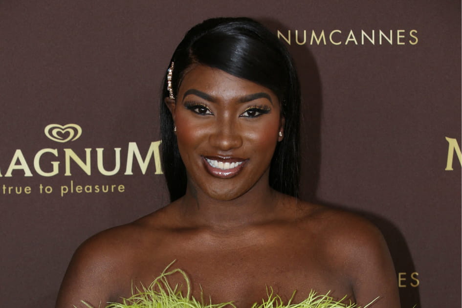 Aya Nakamura avec une barrette effet diamant sur le c&ocirc;t&eacute;