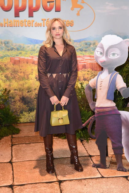 Chloé Jouannet en robe longue évasée et bottes hautes vernies