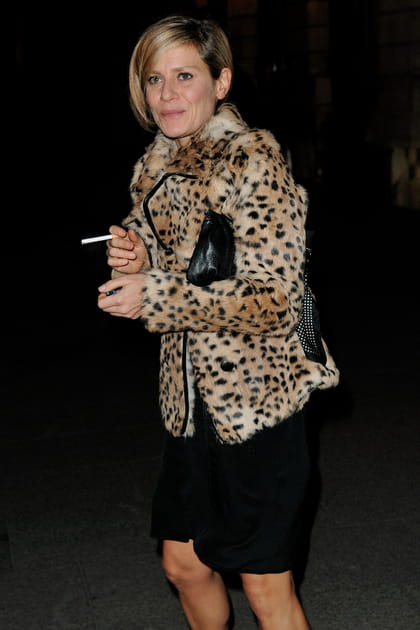 Marina Foïs en veste léopard