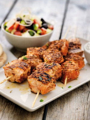 brochette de saumon de norvège et sa salade grecque.