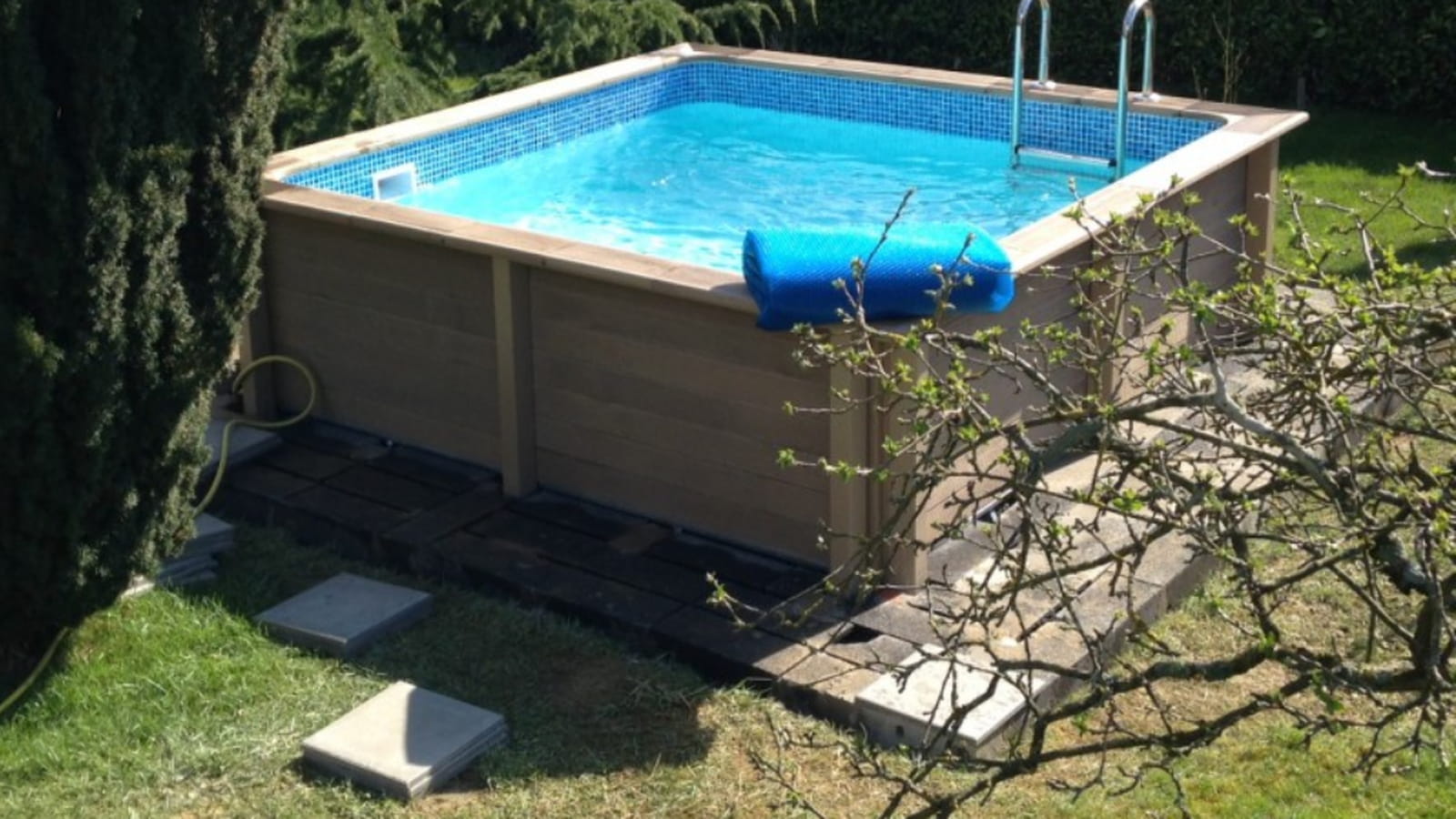 Une piscine carrée avec échelle