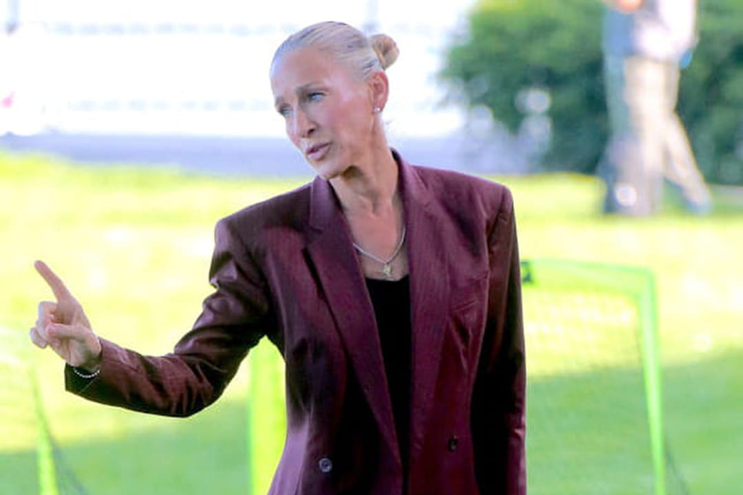 Carrie Bradshaw en costume bordeaux Gucci