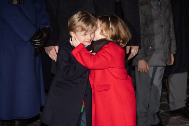 Le prince Jacques et la princesse Gabriella, complices lors de la c&eacute;r&eacute;monie de la Sainte-D&eacute;vote
