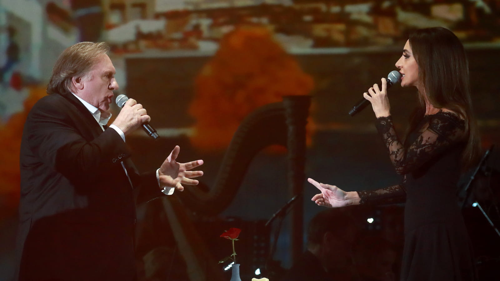 Depardieu chante avec Zara, une chanteuse russe 