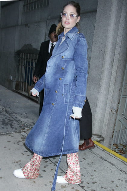 Doutzen Kroes en manteau en jean