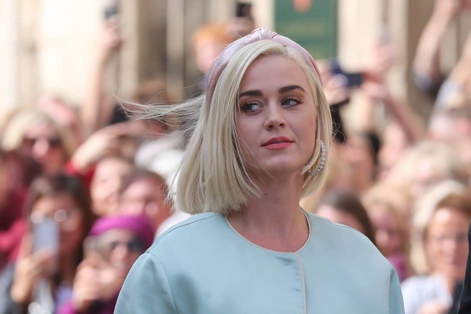 Katy Perry avec un serre-t&ecirc;te rose