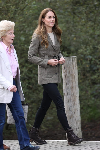 Kate Middleton en blazer &agrave; carreaux et bottes &agrave; lacets