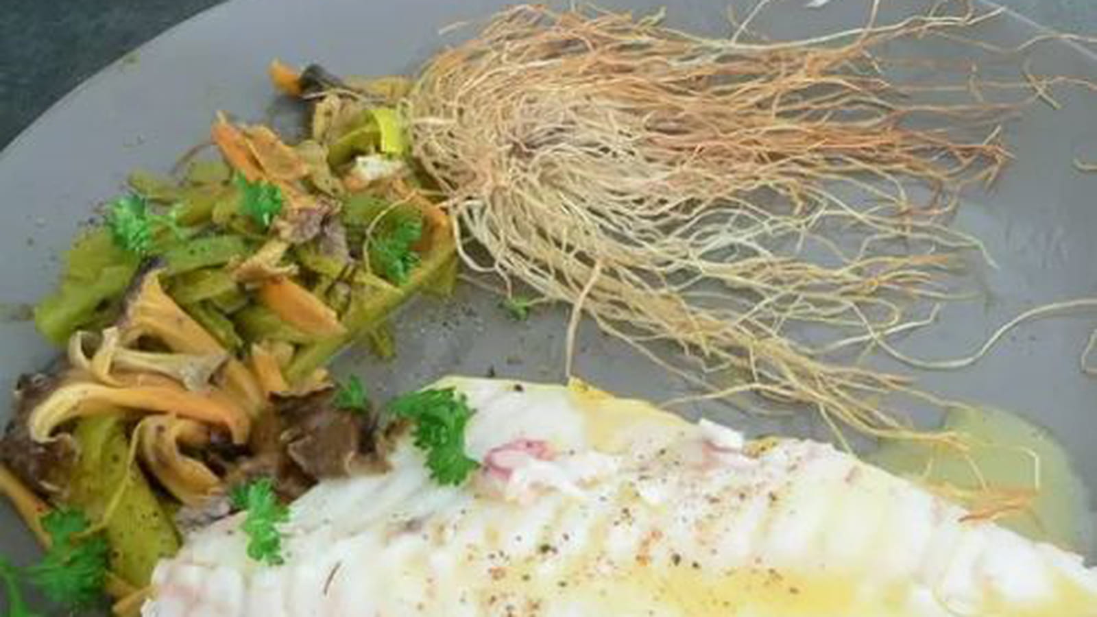 Papillote de pageot aux poireaux et chanterelles