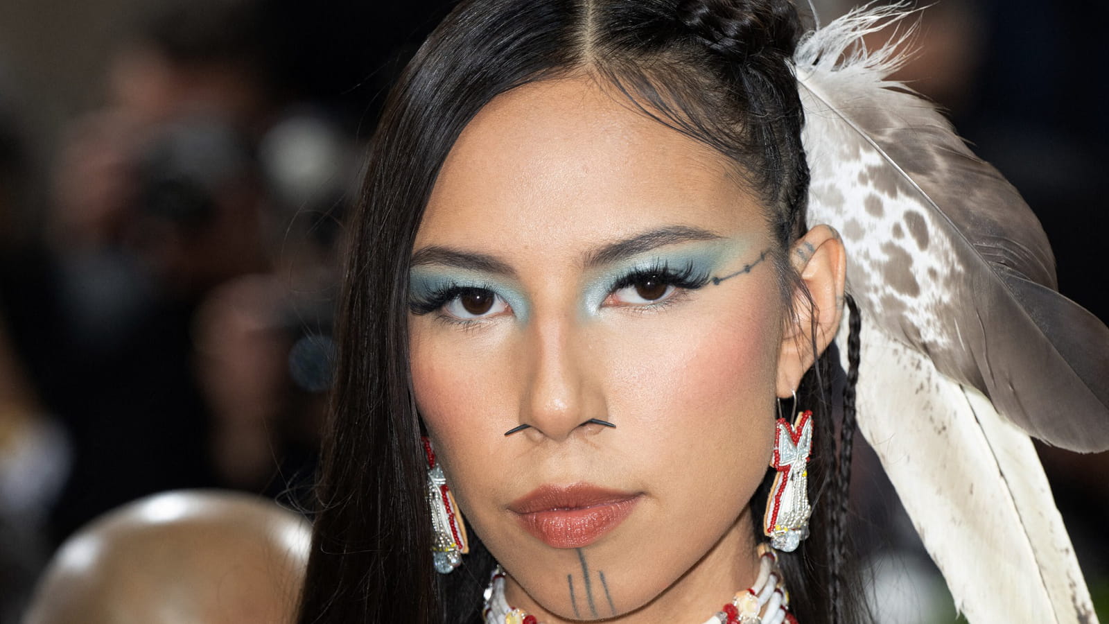 Quannah Chasinghorse et son maquillage pastel