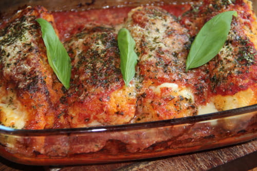 Blancs de poulet panés et farcis à la sauce tomate et basilic