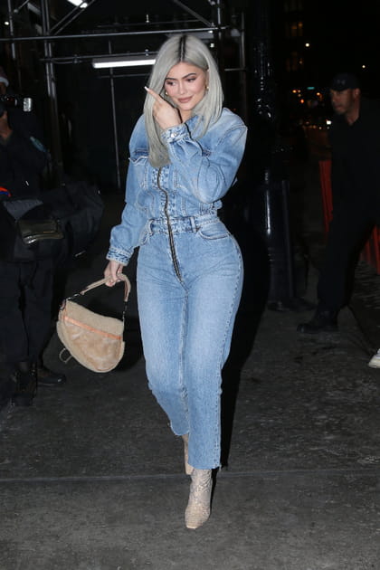 Kylie Jenner en combinaison en jean