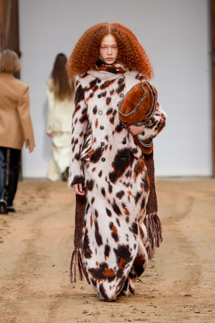 Long manteau imprim&eacute; animal aper&ccedil;u sur le d&eacute;fil&eacute; Stella McCartney