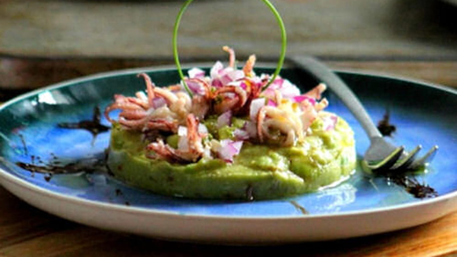 Salade de calmar sur lit de guacamole