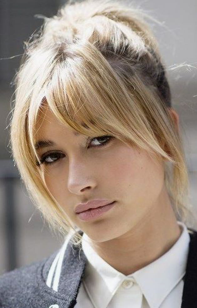 Frange Sur Le Côté Dégradé Chignon haut avec frange
