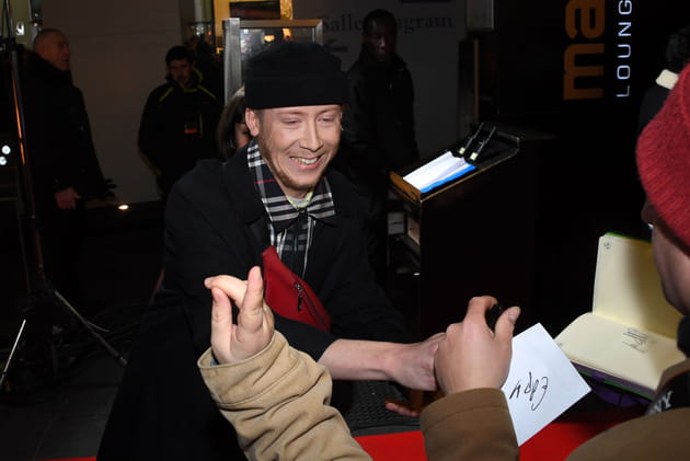 Le chanteur Eddy De Pretto et ses fans devant la Salle Wagram