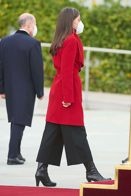 Letizia d'Espagne en manteau rouge et pantalon noir