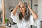 Coloration sur cheveux blancs : ce petit changement de routine va espacer vos rendez-vous chez le coiffeur selon un professionnel
