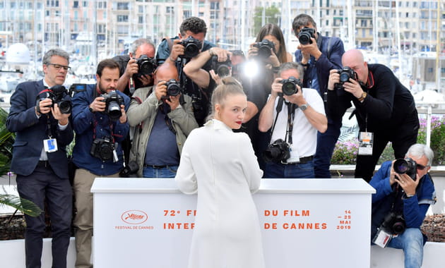 Sara Forestier pr&eacute;f&egrave;re tourner le dos aux photographes