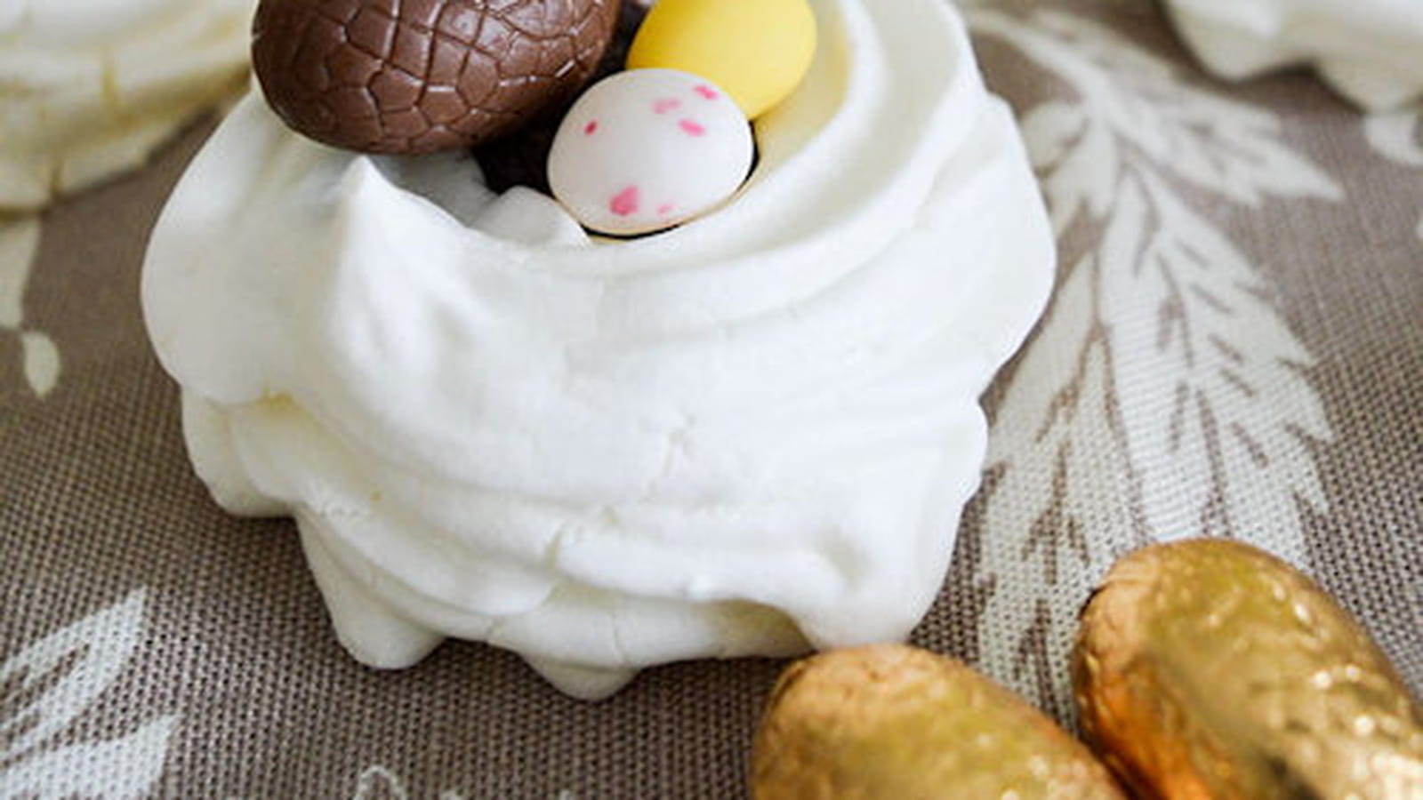 Nids de Pâques au chocolat façon pavlova