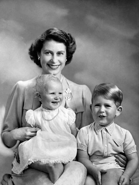 Elizabeth II heureuse aux côtés de la princesse Anne et du prince Charles bébé