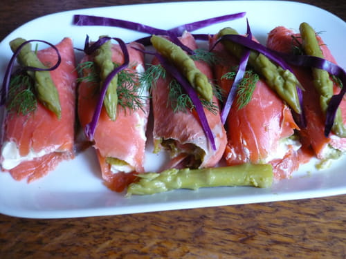 Roulés de saumon mariné, farcis au fromage frais et asperges