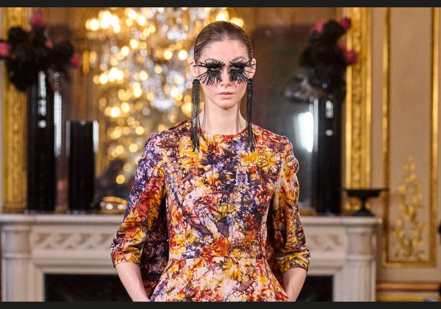 Les cils en plumes d'Imane Ayissi