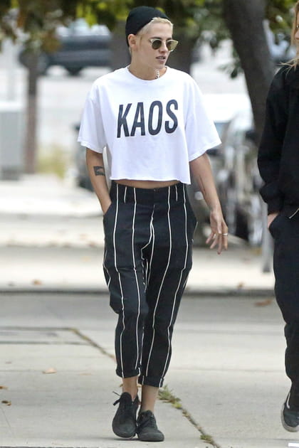 Kristen Stewart en baskets et top cropped