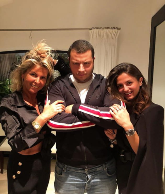 Caroline Margeridon (Affaire Conclue) pose avec ses