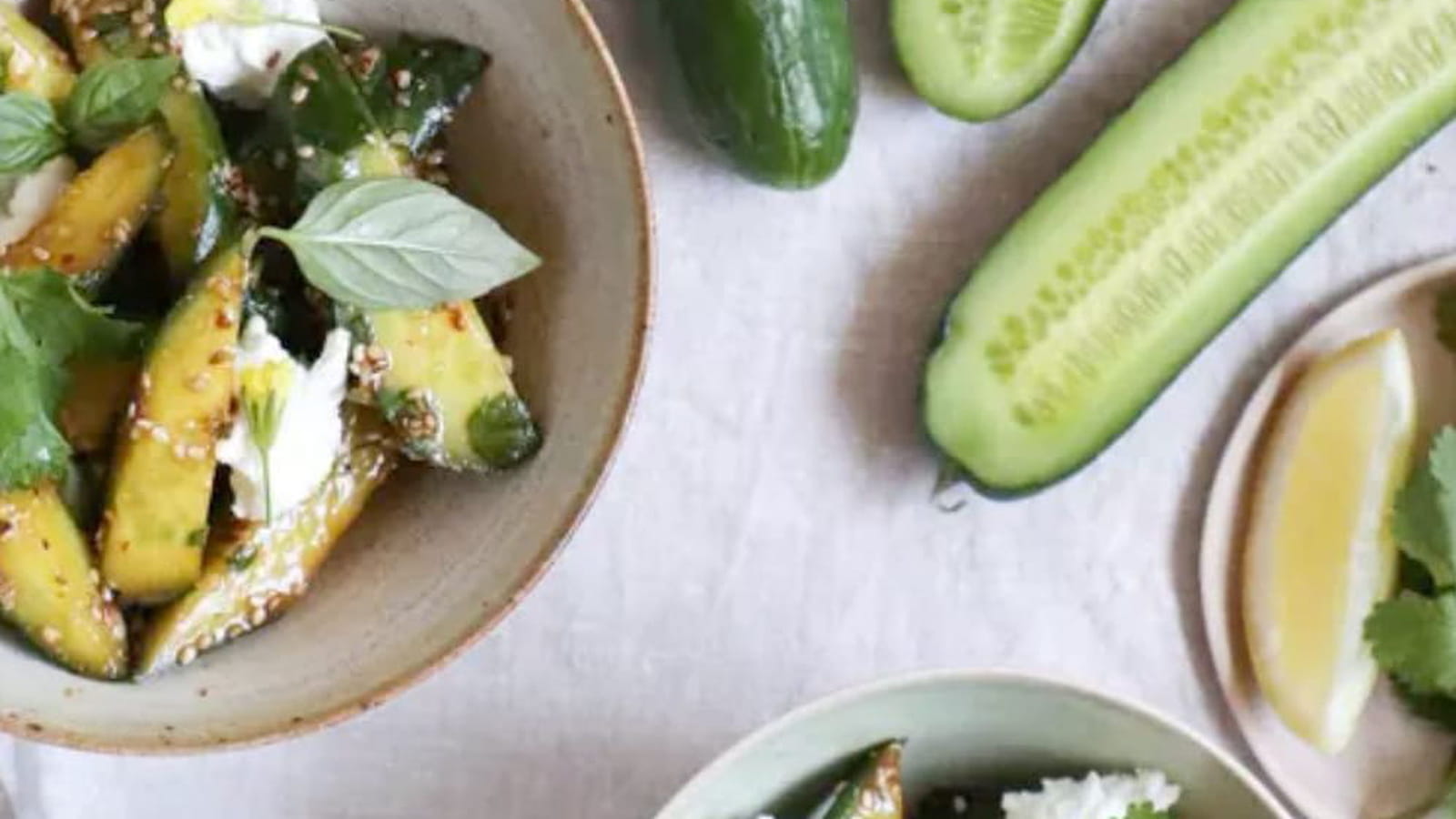 Salade de concombre au sésame, coriandre, menthe et chèvre frais