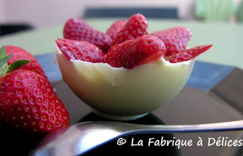 Fraises sur crème Chiboust et coque chocolat blanc