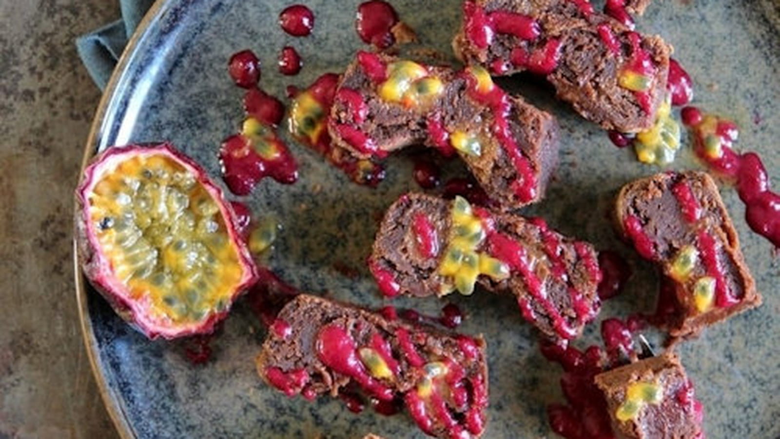 Fondant au chocolat sans gluten coulis de griottes et fruits de la passion