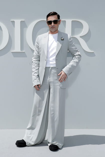 Nicolas Maury en ensemble de costume gris ample et T-shirt blanc