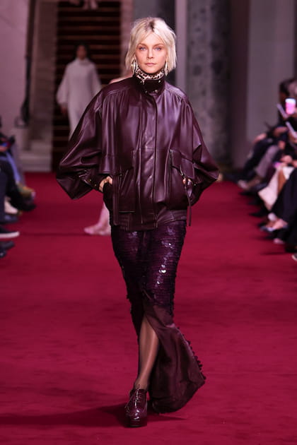 Veste en cuir bordeaux et jupe vaporeuse aperçue sur le défilé Zimmermann