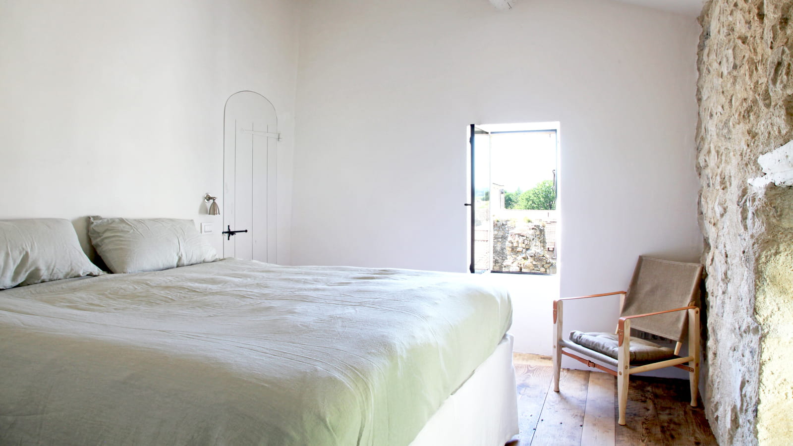 Poutres blanches dans une chambre sous les toits