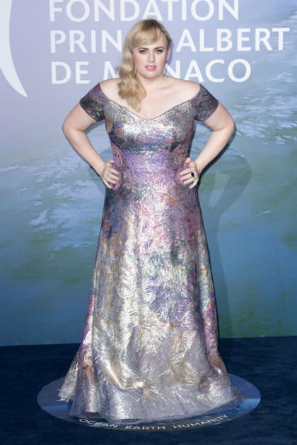 FLOP : Rebel Wilson en robe holographique