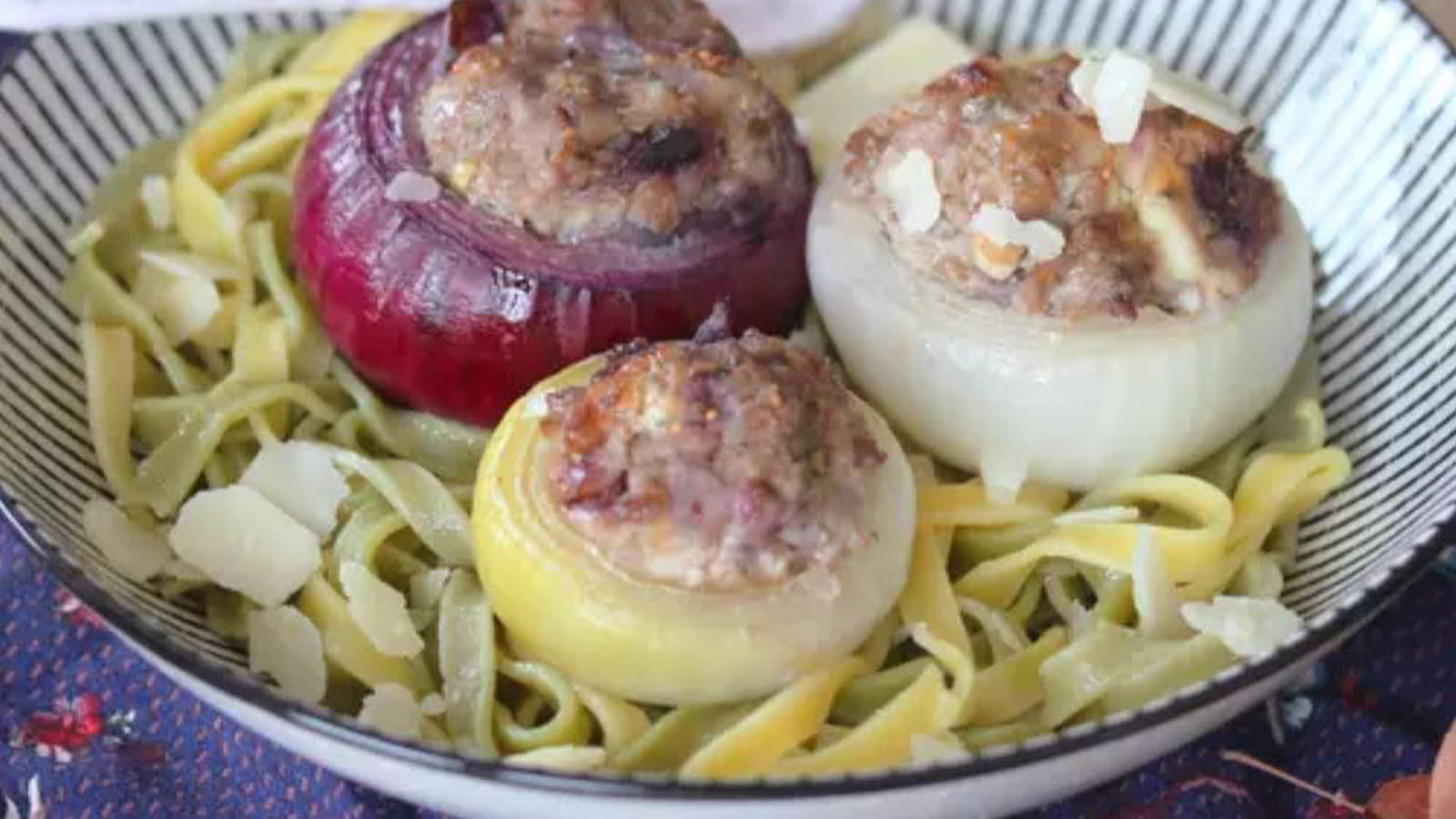 Oignons farcis viande hachée, fromage frais et figues