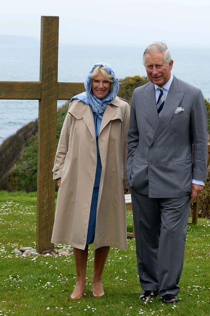 Camilla Parker-Bowles en trench beige et bottes camel