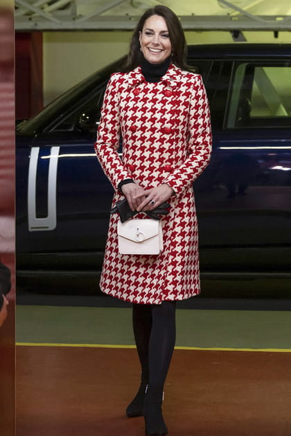Kate Middleton en manteau robe en pied-de-poule rouge et blanc Catherine Walker et bottines noires Aquatalia