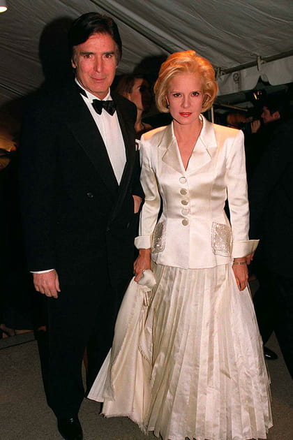 Sylvie Vartan en veste satinée et jupon plissé