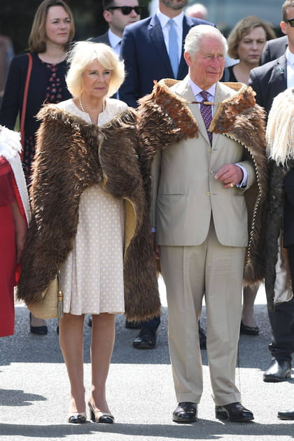 Camilla Parker-Bowles en robe écrue fluide et manteau asymétrique en fausse fourrure