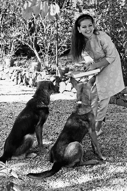 Claudia Cardinale en pantalon et tunique longue