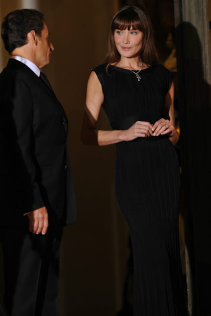 Carla Bruni en robe noire fendue sans manches