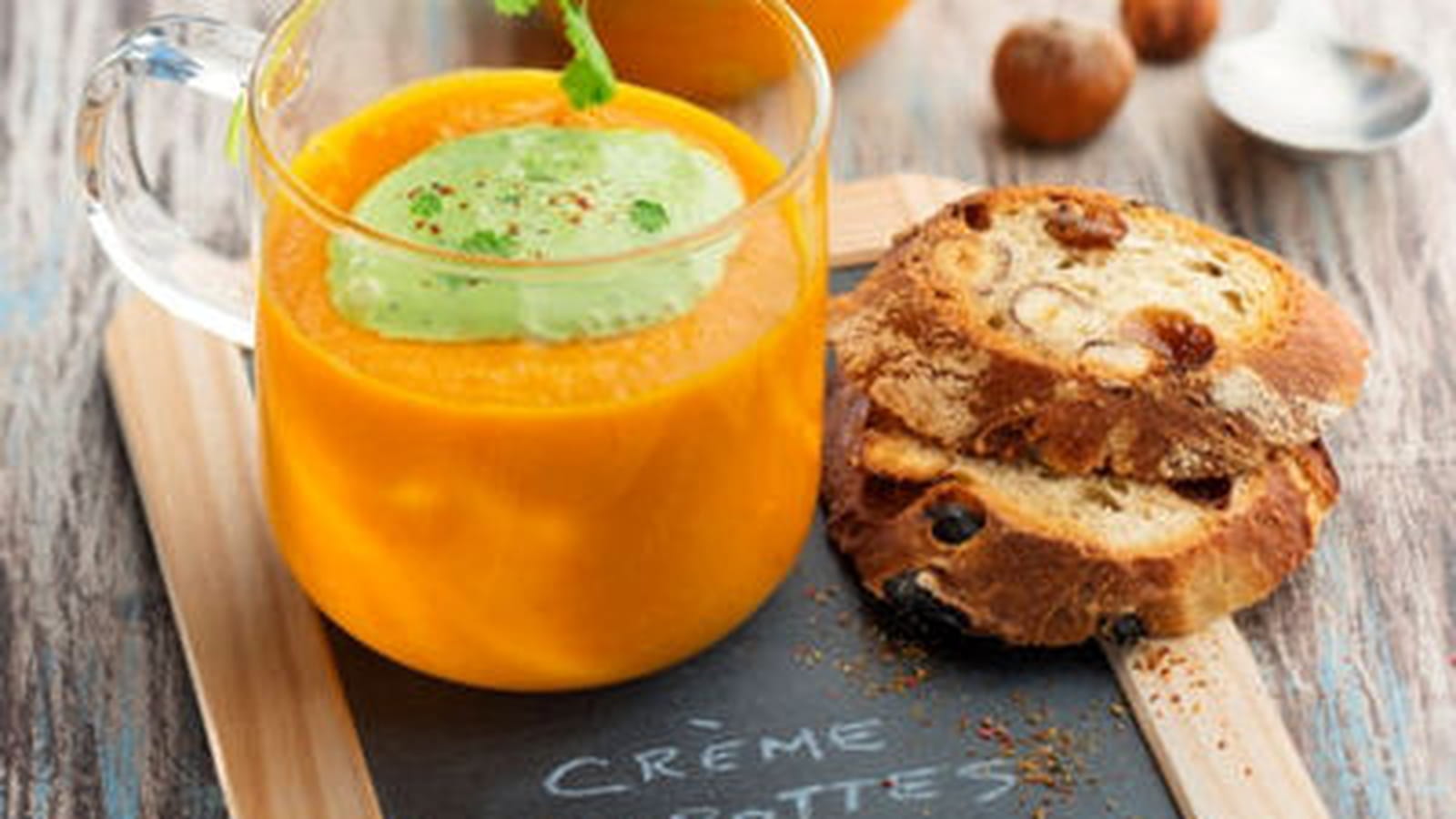 Velouté de carottes, crème de coriandre