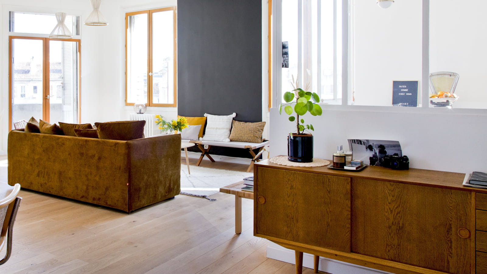 Mur noir dans le salon 