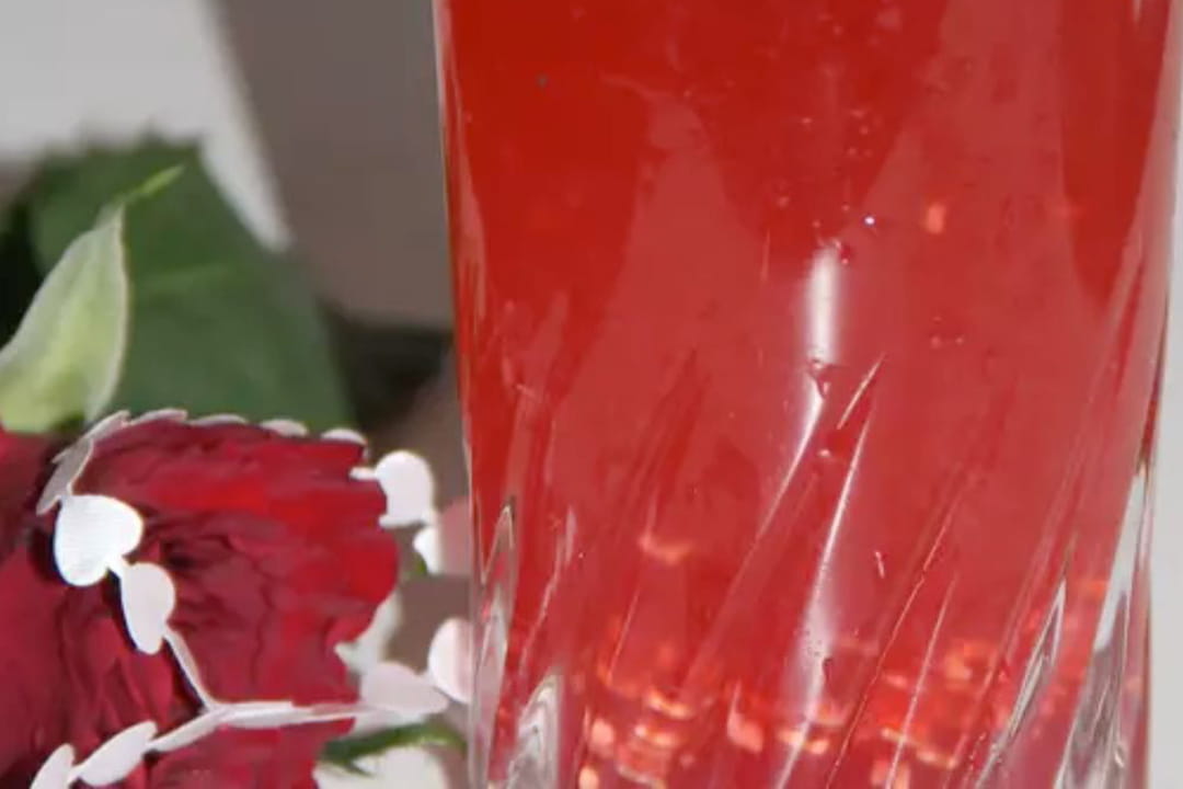 Cocktail au Cointreau, champagne, framboises et gingembre