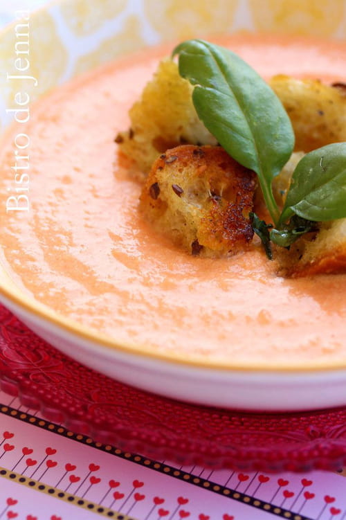 Soupe froide de tomates et croûtons au basilic