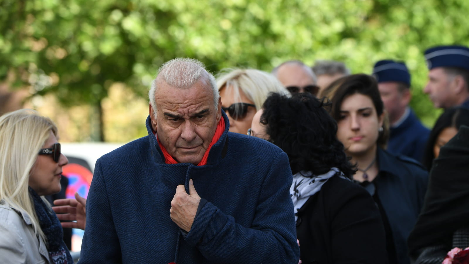 Michel Fugain, un bouquet de fleurs à la main
