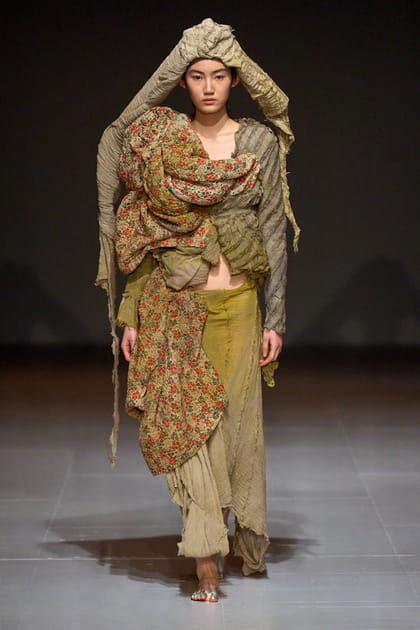 Jupe kaki et gilet &agrave; motifs aper&ccedil;us&nbsp;sur le d&eacute;fil&eacute; Paolo Carzana